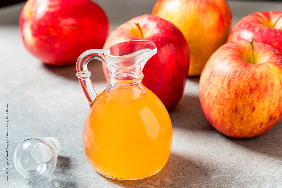 Beitragstitel: Apfelessig schmeckt gut - ob er beim Abnehmen hilft, ist allerdings fraglich. Beitragsbild: Apfelessig schmeckt gut - ob er beim Abnehmen hilft, ist allerdings fraglich.