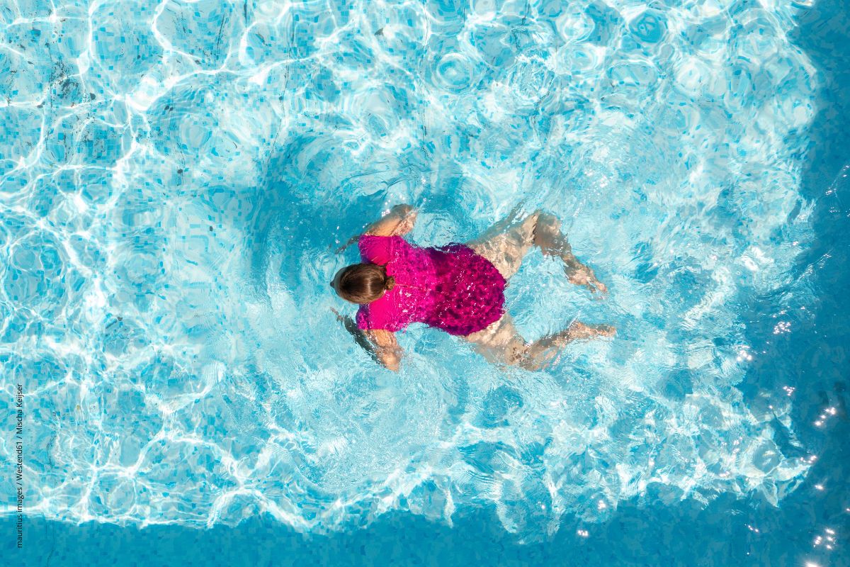 Beitragsbild: Schwimmen in mäßig warmem Wasser ist für Asthmakranke eine gute körperliche Aktivität im Urlaub.