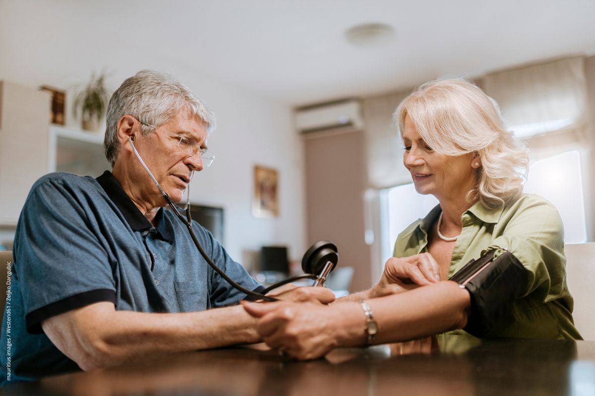 Beitragstitel: Mit erhöhtem Blutdruck ist auch im Alter nicht zu spaßen. Beitragsbild: Mit erhöhtem Blutdruck ist auch im Alter nicht zu spaßen.