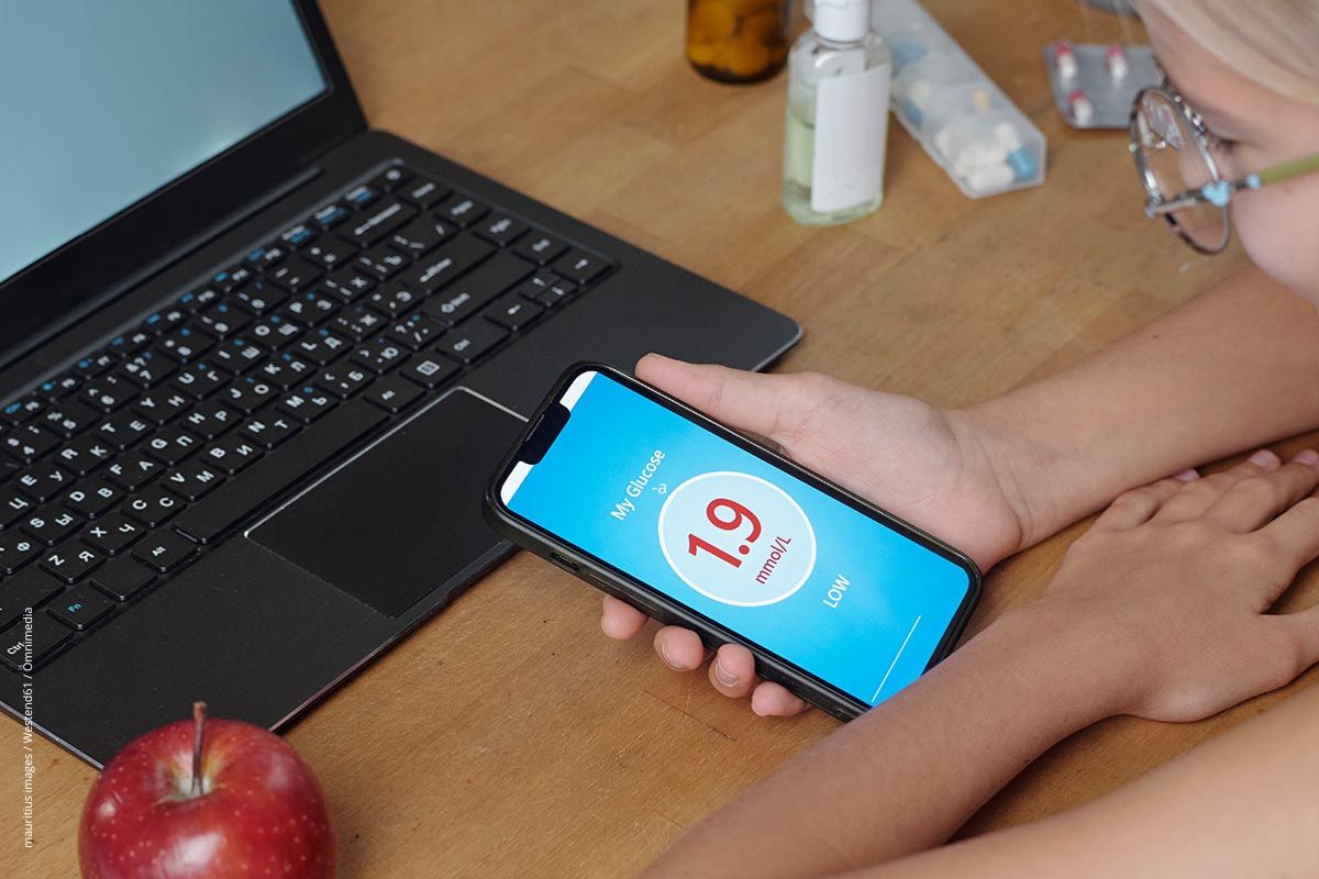 Beitragstitel: Beim kontinuierlichen Glukosemonitoring können die Patient*innen ihren Glukosewert bequem auf dem Handy ablesen. Beitragsbild: Beim kontinuierlichen Glukosemonitoring können die Patient*innen ihren Glukosewert bequem auf dem Handy ablesen.