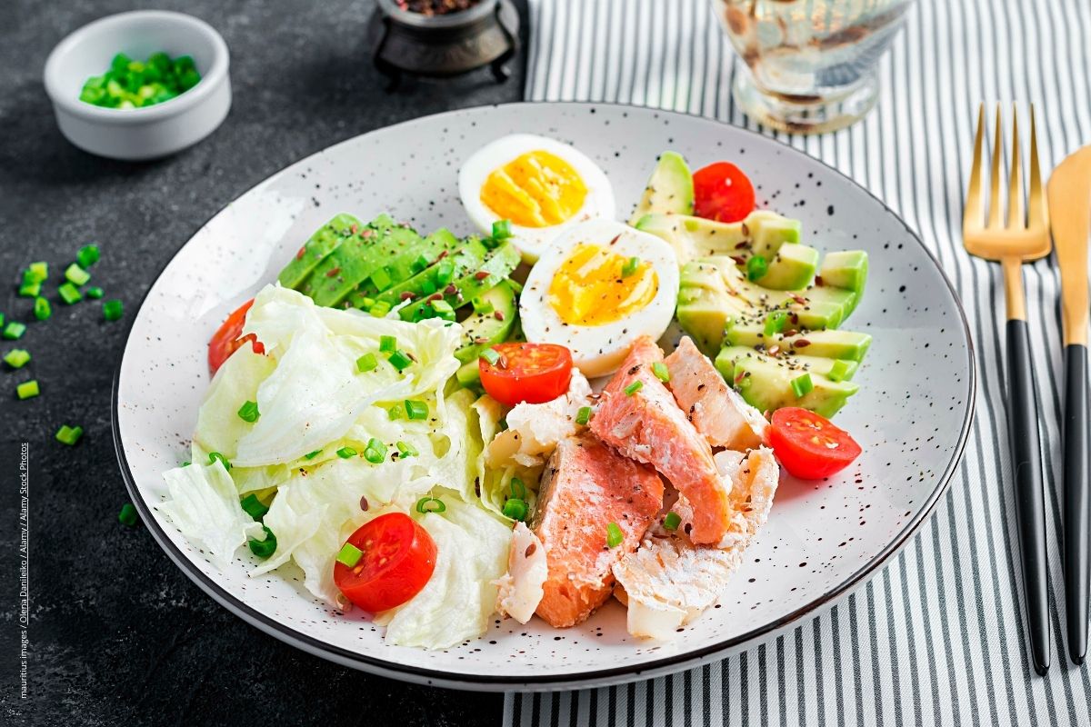 Beitragstitel: Low Carb heißt: Wenig Kohlenhydrate, dafür mehr Eiweiß und Fett. Beitragsbild: Low Carb heißt: Wenig Kohlenhydrate, dafür mehr Eiweiß und Fett.