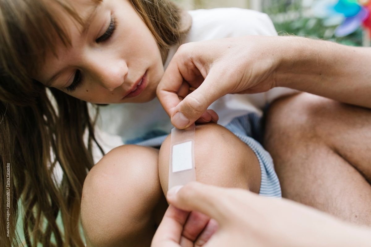 Beitragsbild: Kleine Wunden lassen sich bei Kindern mit den richtigen Hausmitteln meist gut verarzten.
