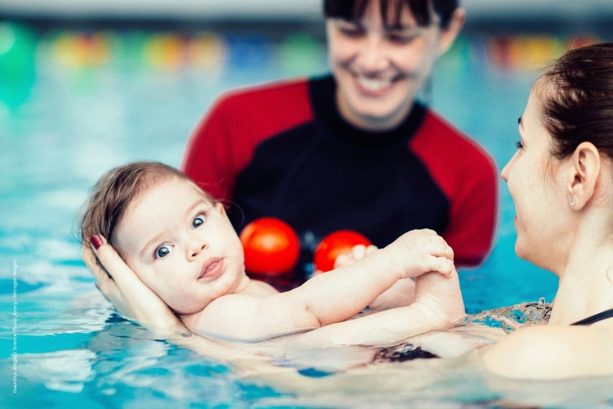 Beitragstitel: Klassisches Babyschwimmen ist eine gute Sache. Vom Trend Survival-Training für Babys raten Fachleute dagegen ab. Beitragsbild: Klassisches Babyschwimmen ist eine gute Sache. Vom Trend Survival-Training für Babys raten Fachleute dagegen ab.
