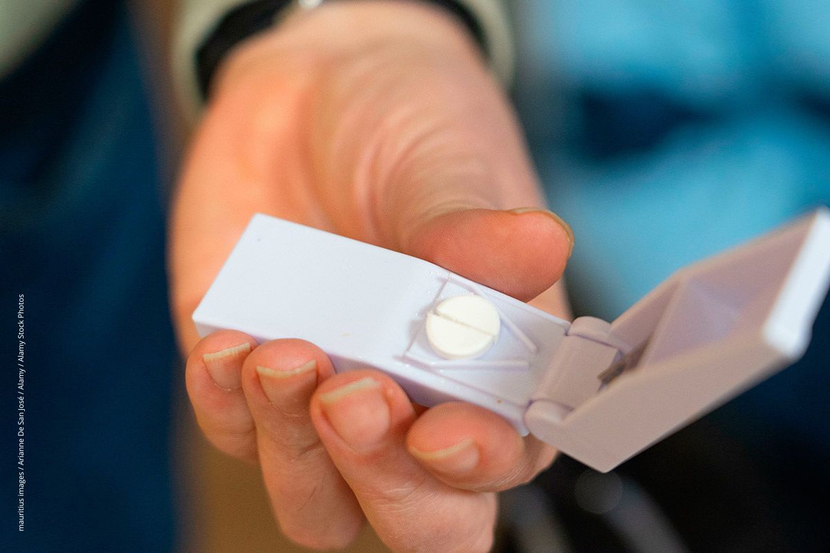 Beitragstitel: Am einfachsten funktioniert das Teilen von Tabletten mit einem speziellen Tablettenteiler. Beitragsbild: Am einfachsten funktioniert das Teilen von Tabletten mit einem speziellen Tablettenteiler.