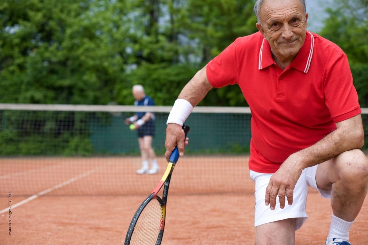 Beitragstitel: Unter bestimmten Bedingungen müssen Menschen mit Hüft- oder Kniearthrose nicht Tennisspielen verzichten. Beitragsbild: Unter bestimmten Bedingungen müssen Menschen mit Hüft- oder Kniearthrose nicht Tennisspielen verzichten.
