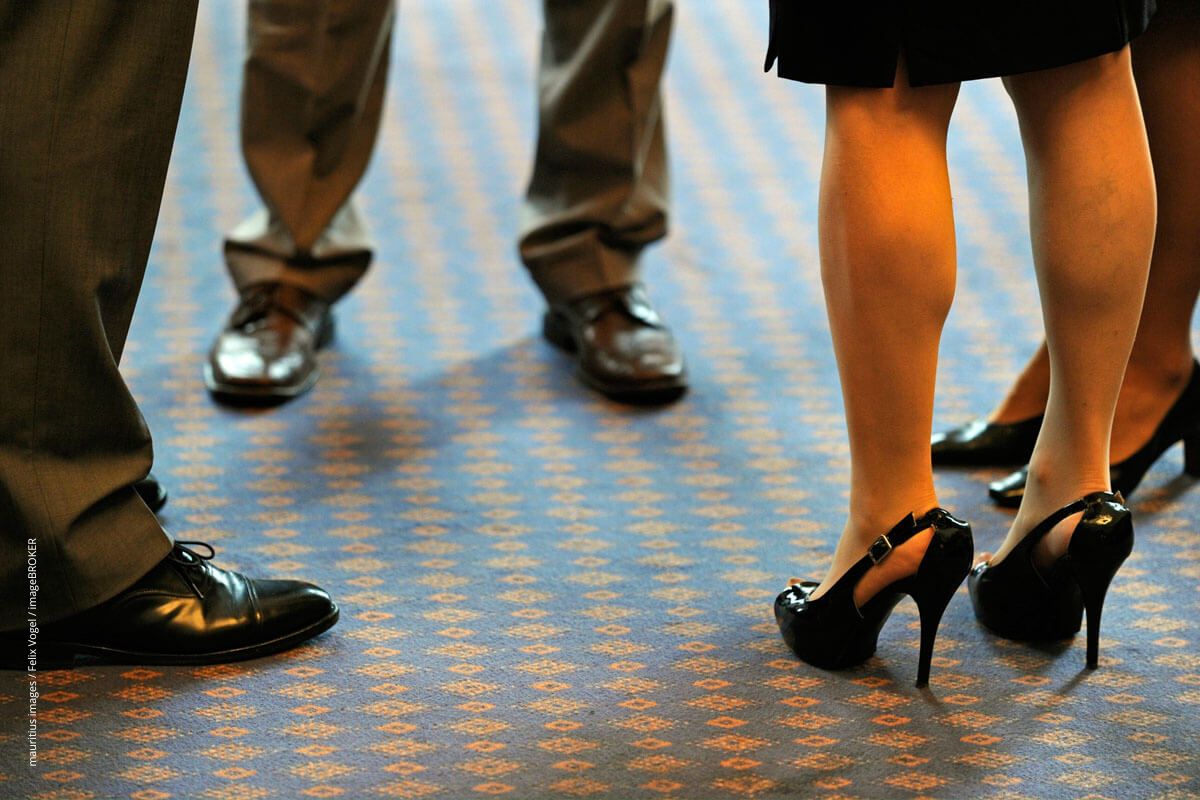 Beitragstitel: Langes Stehen in unbequemen, hohen Schuhen ist Gift für die Beinvenen. Beitragsbild: Langes Stehen in unbequemen, hohen Schuhen ist Gift für die Beinvenen.