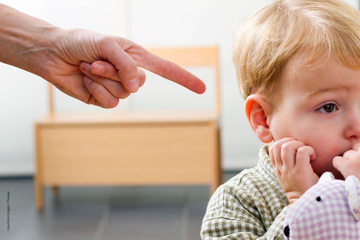 Beitragstitel: Das Kind zu schimpfen mag für viele normal wirken, doch auch zu viele harte Worte haben Folgen. Beitragsbild: Das Kind zu schimpfen mag für viele normal wirken, doch auch zu viele harte Worte haben Folgen.