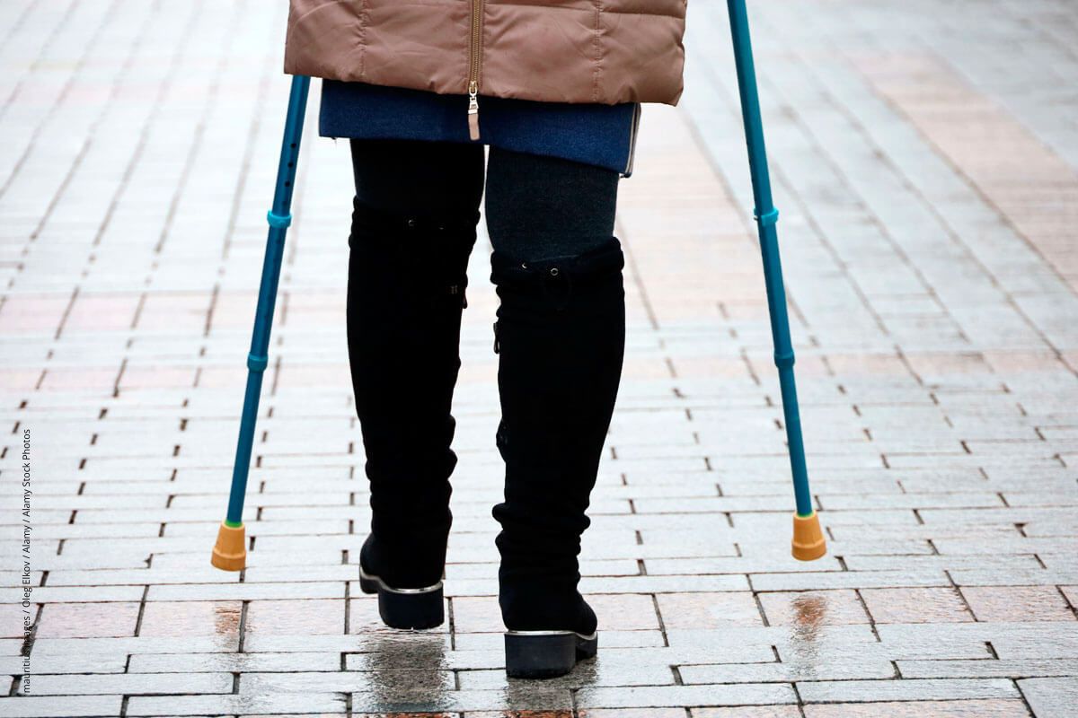 Beitragsbild: Bei manchen Patient*innen fängt die Kniearthrose im Regen an zu zwicken. Alles nur Einbildung?